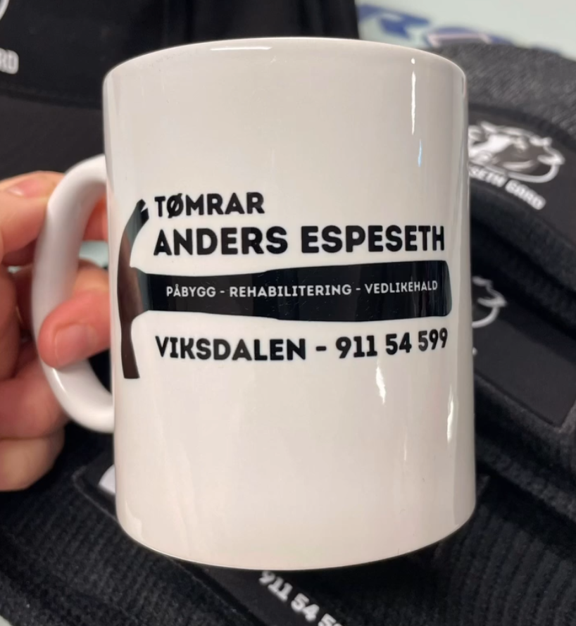 Slik bygger du merkevare med kaffekopper og t-skjorter med logo