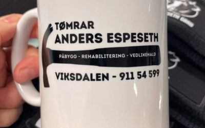 Slik bygger du merkevare med kaffekopper og t-skjorter med logo