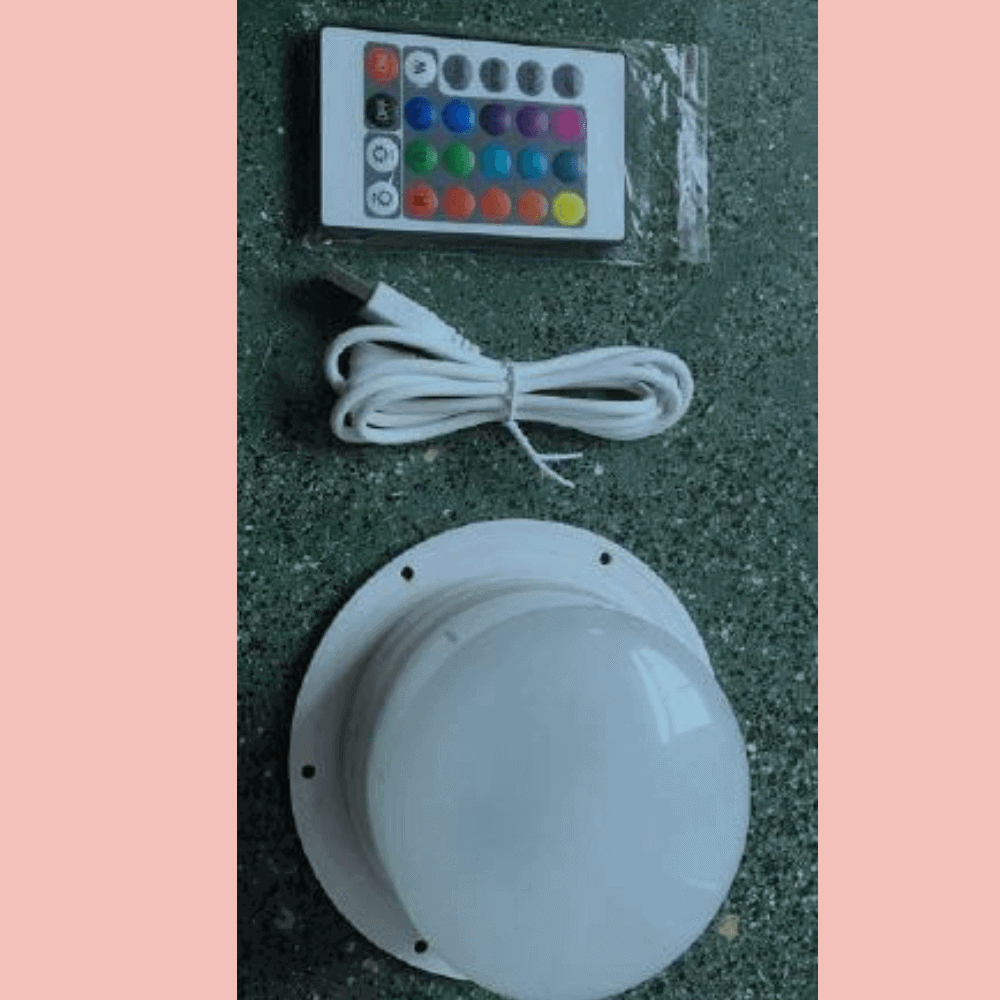 LED-lys med fjernkontroll og taklampe for belysning.